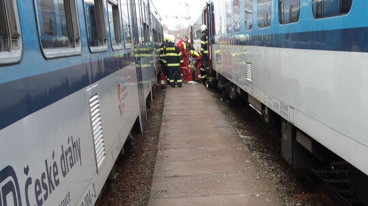 Muž spadl v Chlumci nad Cidlinou pod přijíždějící vlak
